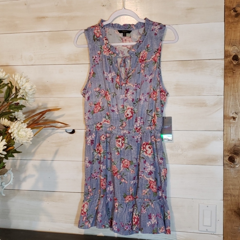 Tresics adorable floral dress! Brand NWT